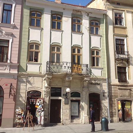 Apartments On Plocsha Rynok 40 Lviv Bagian luar foto